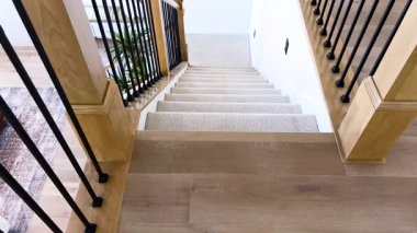 Plush Halı Merdiveni ile Modern Ev İçi