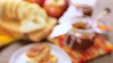 elma tereyağı ve taze pişmiş ekmek