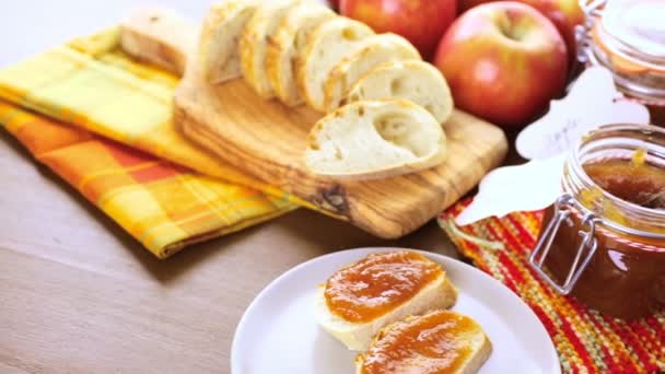 Яблучне масло і свіжоспечений хліб — стокове відео