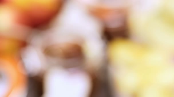 苹果酱和新鲜烘焙的面包 — 图库视频影像