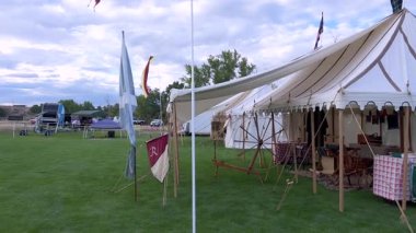 Sedalia, CO, Usa-Eylül 20, 2025 - Yavaş Hareket - Otlak bir tarlada uzun direkler ve iplerle kazıklı bir tuvalin orta ölçekli görüntüsü. Parlak gün ışığı açık havanın yapısal detaylarını vurgular