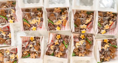 İçinde zencefilli ekmek adamlar, eldivenler, yıldızlar ve ağaçların da bulunduğu güzel dekore edilmiş Noel kurabiyeleriyle dolu tatil temalı hediye kutuları. Her kurabiye ferahlık için ayrı ayrı paketlenir.