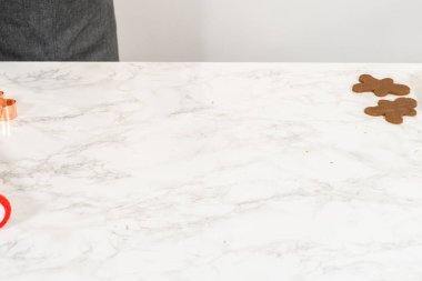 Baharatlı zencefilli ekmek hamuru ve çeşitli zencefilli ekmeklerin şekillendirilmiş, pişirilmeye hazır şekliyle yakın çekim görüntüsü..