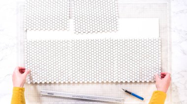 Düz yatıyordu. Kabuk soyma ve köpük tahtaya mozaik fayanslar yapıştırma sürecinde, yemek fotoğrafçılığı stüdyolarını estetik olarak geliştirmek için mükemmel..