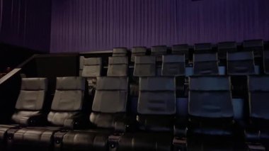 Colorado Springs, CO, USA-082 - 20 Haziran 2024 boş ve yakın çekim çekimleri sıralı deri koltuklar ve mor duvarlar. Yazı işleri için ideal