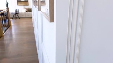 Castle Rock, Colorado, ABD-14 Mart 2024 zarif bir evin içinde, ahşap zemin cilalı, sofistike cam kaplamalarla süslenmiş bir koridor boyunca yol gösterici. Sıcak ahşap tonlar