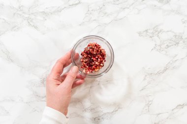 Görüntü, limonlu kurabiyeler için yaban mersini kremasına eklenmeye hazır yaban mersinlerini bir kasede gösteriyor..