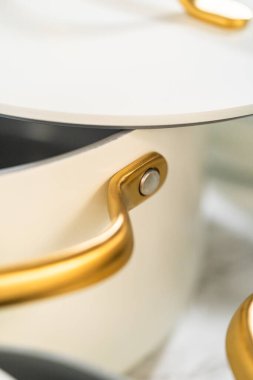 Pürüzsüz altın tencere kapağı ve sapı. Marka malzemeleri, çevrimiçi dükkanlar veya zarif mutfak promosyonları için kullanışlı.