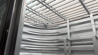 Açılışı kapatan rendelenmiş metal bir pencerenin yukarıdan aşağı görüntüsü. Güvenlik ürünü özellikleri için uygun.