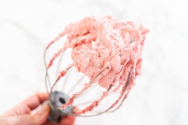 Paskalya Kurabiyesi Sandviçi 'nden ahududu kremalı, çırpılmış, çırpılmış, ahududu kremalı, çırpılmış, kremalı, parlak bir mutfakta. Tarif içeriği ve krema dersleri için harika..