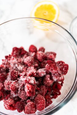 Tezgahın üzerine dikkatlice yerleştirilmiş ölçülü malzemelerle nefis bir ahududu keki hazırlığı başlıyor ve her türlü tatlıya lezzetli meyveli pasta sözü veriyor..