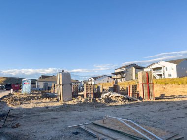 Castle Rock, CO, Usa-21 Eylül 2025 - Slow Motion - Castle Rock, Colorado, ABD 'de bir banliyö yerleşim alanı, toprak zeminde dağınık enkaz ve inşaat malzemeleri gösteriyor. Çevredeki banliyö evleri