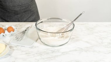 Paskalya Kurabiyesi Sandviçi için un karışımında ahudududulu tereyağlı kurabiye hamuru. Eğitici gıda içeriği ve adım adım pişirme kılavuzları için ideal.