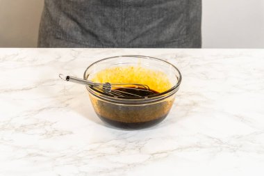 Çikolatalı zencefilli kurabiye kurabiye hamuru karışımı içinde pekmez ve yumurta da dahil olmak üzere ıslak malzemeler. Bu karışım hamuru zenginlik ve nem sağlıyor..