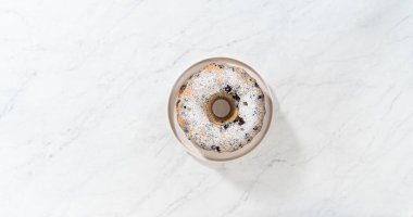 Düz yatıyordu. Taze fırınlanmış limonlu yaban mersinli kekin tozunu alıyorum..