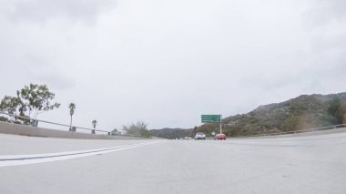 Kaliforniya HWY 134 Pasadena yakınlarında bulutlu bir kış günü.