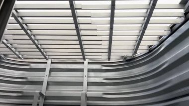 Çelik güvenlik ızgarasına bakan bir pencerenin içinden geniş açılı görüş. Ev teftişi temaları için kullanışlı.