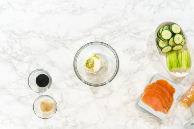 Krem peynir cam bir karıştırma kabına konur, çırpılmaya ve somon rulosu tarifi için hazırlanmaya hazırdır..