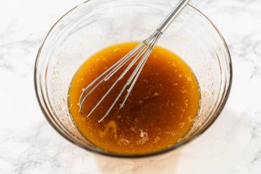 İki büyük yumurta cam bir kaseye kırılıp pekmez ile birleştirilmiş. Bu karışım, klasik kızıl zencefilli çöreğe zenginlik, nem ve lezzet katar..