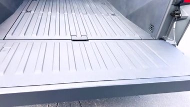 Denver, Colorado, ABD-28 Nisan 2024 Tesla Siber Kamyonu burada boş bir otoparkta, bulutlu bir gökyüzünün altında eşsiz açısal ve metalik şeklini vurgulayarak ele geçirildi.