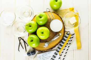 ev yapımı siyah şeker elma hazırlanıyor