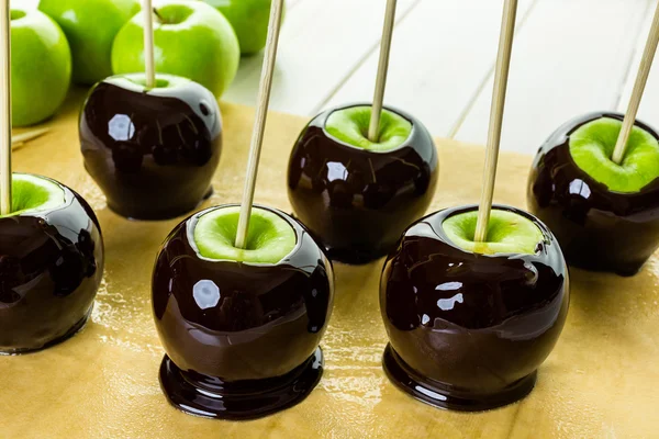 Preparando maçãs doces pretas caseiras — Fotografia de Stock