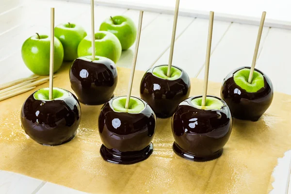准备自制黑色糖果苹果 — 图库照片