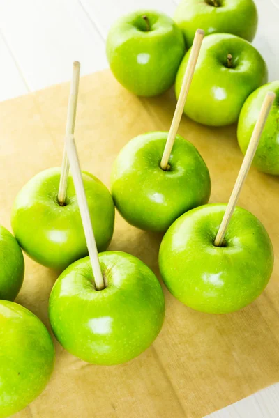 Voorbereiding van zelfgemaakte zwarte snoep appels — Stockfoto