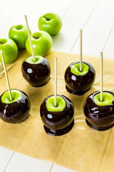 Приготовление самодельных яблок из черных конфет — стоковое фото