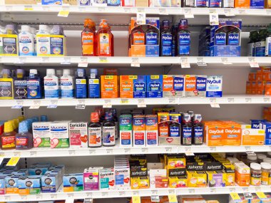 Mucinex, Coricidin ve Airborne gibi çeşitli soğuk algınlığı ilaçlarıyla dolu bir koridor Castle Rock 'ta iyi aydınlatılmış bir perakende eczanesinde. Sağlık perakende veya mevsimsel ortamları göstermek için birebirdir.