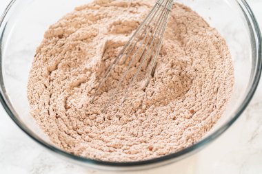 Çikolatalı zencefilli kurabiye kurabiye hamuru, un, kakao tozu, tarçın, zencefil ve cam kasede karanfil karışımı. Malzemeler katmanlı ve birleştirilmeye hazır.