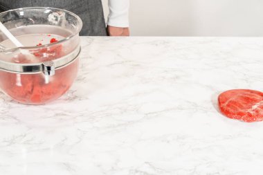 Klasik Kızıl Zencefilli Çörek Hamuru karışımın içinde şekilleniyor ve malzemeler bir araya geliyor. Bu kırmızı renkli hamur yakında soğuğa hazır olacak..