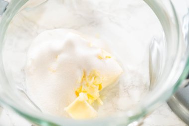 Krema için karıştırma kabında yumuşatılmış tereyağı ve şeker. Hafif baharatlı, soluk zencefilli kurabiyelere hazırlanıyor..