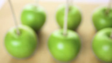 ev yapımı siyah şeker elma hazırlanıyor