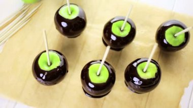 Cadılar Bayramı partisi için şeker elma