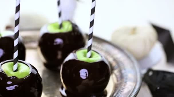 Cadılar Bayramı partisi için şeker elma — Stok video
