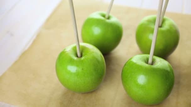 Voorbereiding van zelfgemaakte zwarte snoep appels — Stockvideo