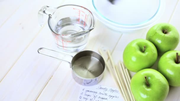 Preparar manzanas dulces negras caseras — Vídeos de Stock