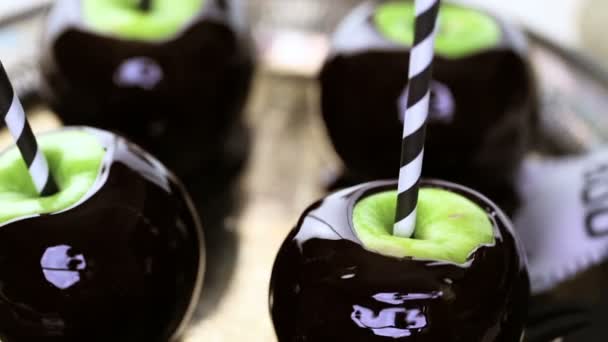 Конфетные яблоки для Хэллоуина — стоковое видео