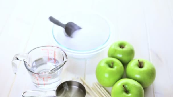 Preparando maçãs doces pretas caseiras — Vídeo de Stock