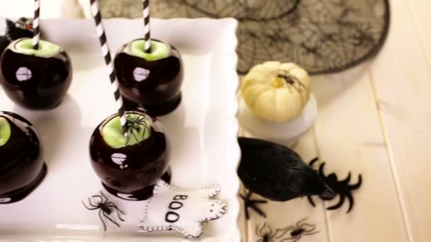 Цукерки яблука для вечірки на Хелловін — стокове відео