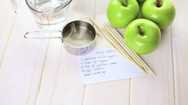 Příprava domácí černý candy jablka — Stock video