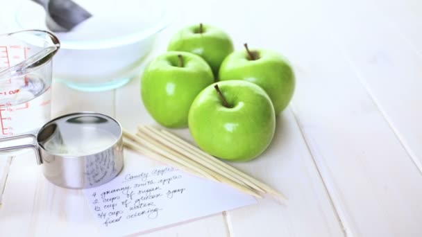 Préparation de pommes de bonbons noires maison — Video