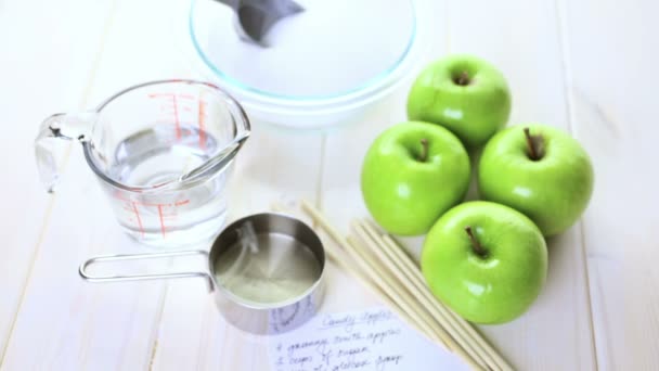 Preparar manzanas dulces negras caseras — Vídeo de stock