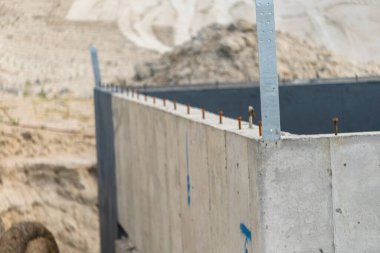 Banliyöde devam eden bir inşaat sahasında tek bir aile evinin temelleri atıldı..