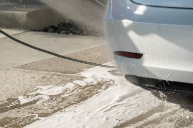 Banliyö yolunda elektrikli bir arabayı etkin bir şekilde temizlemek, eko-bilinci pratiklikle birleştirmek..