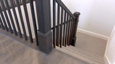 Üst korkuluktaki üst açı, temiz modern çizgiler ve koyu renkli ahşap. İnce ışıklandırma derinliği arttırır.