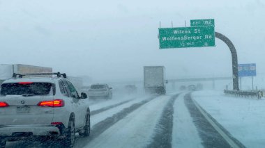 Parker, Colorado, ABD-9 Ocak 2025 - Wilcox Caddesi ve Wolfensberger Yolu 'nun yakınındaki Colorado otoyolunda kar yağışı belirsizliğini koruyor. Tehlikeli koşullar altında araçlar yavaş hareket eder.