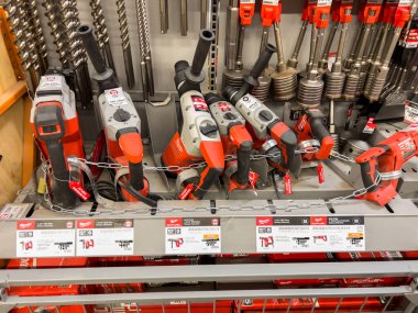 Süpürge alanı, CO, ABD-8 Aralık 2025 - Dikey bir alet duvar görüntüleme çeşitli kırmızı ve gri elektrikli aletler, her biri güvenli bir şekilde metal parantez içine monte edildi. Parlak ışıklandırma araç dizilimini vurgular ve