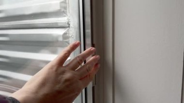 Pencere boşluğundaki bükülmüş metal panele odaklan. Yenileme veya DIY klipleri için ideal.